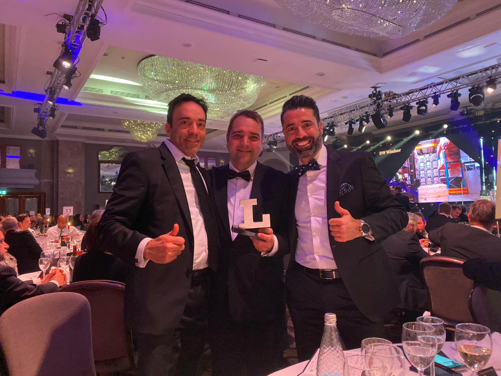 Directores de Ledmotive mostrando su premio a la tecnología más innovadora del año Lux Awards 2019